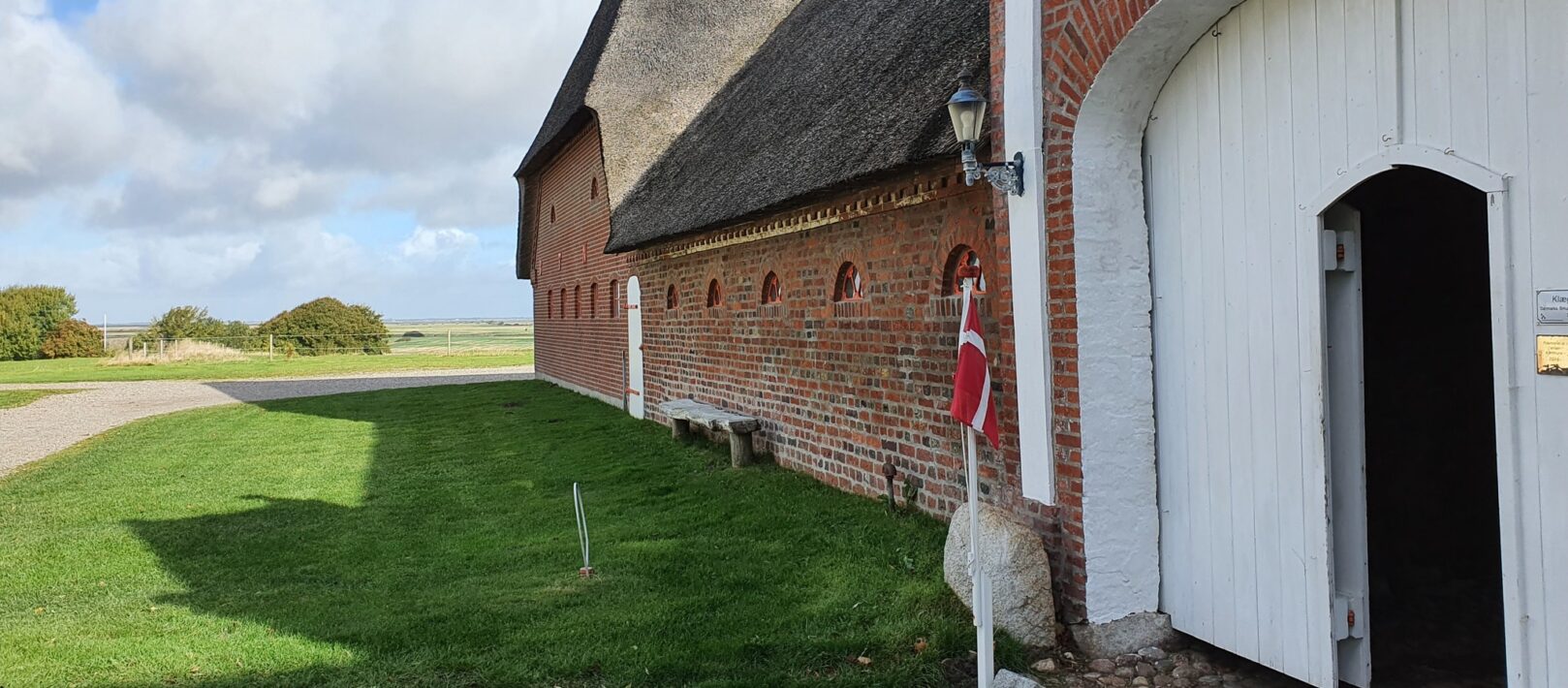 Klæagergaard med et dansk flag foran porten.