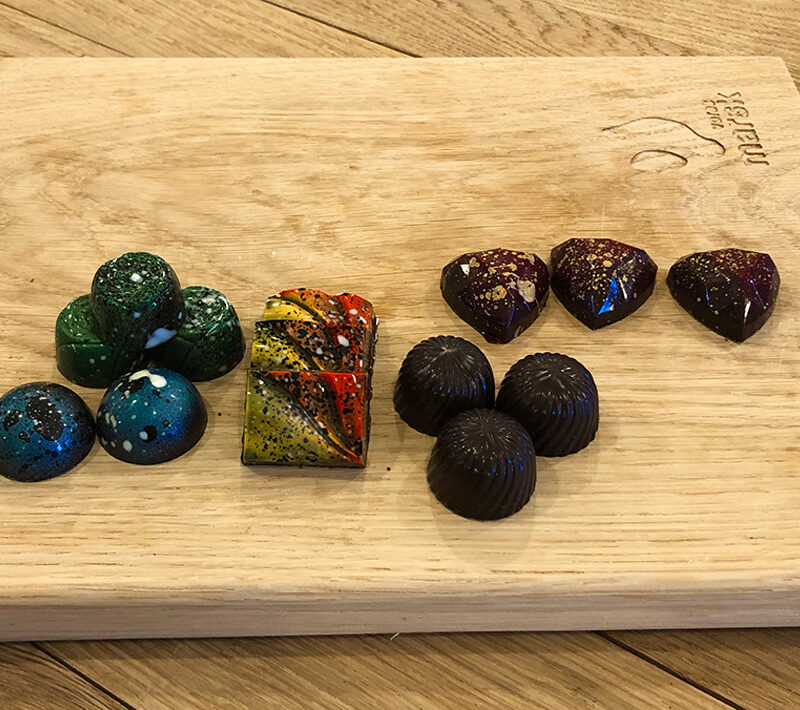 Skærebræt med dekorerede chokolader fra Fanø Chokolade