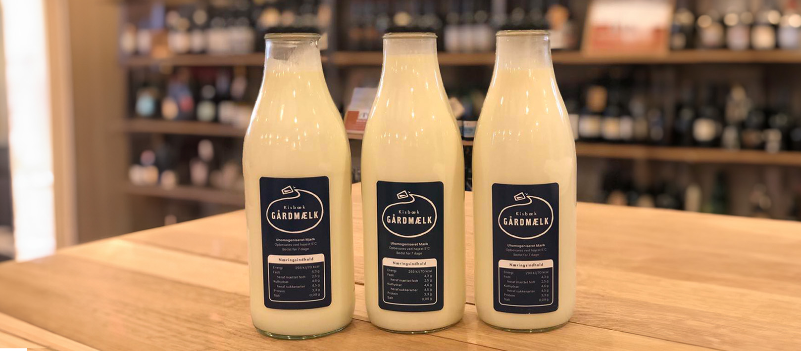 Tre flasker af Kisbæk Gårdmælk i en række