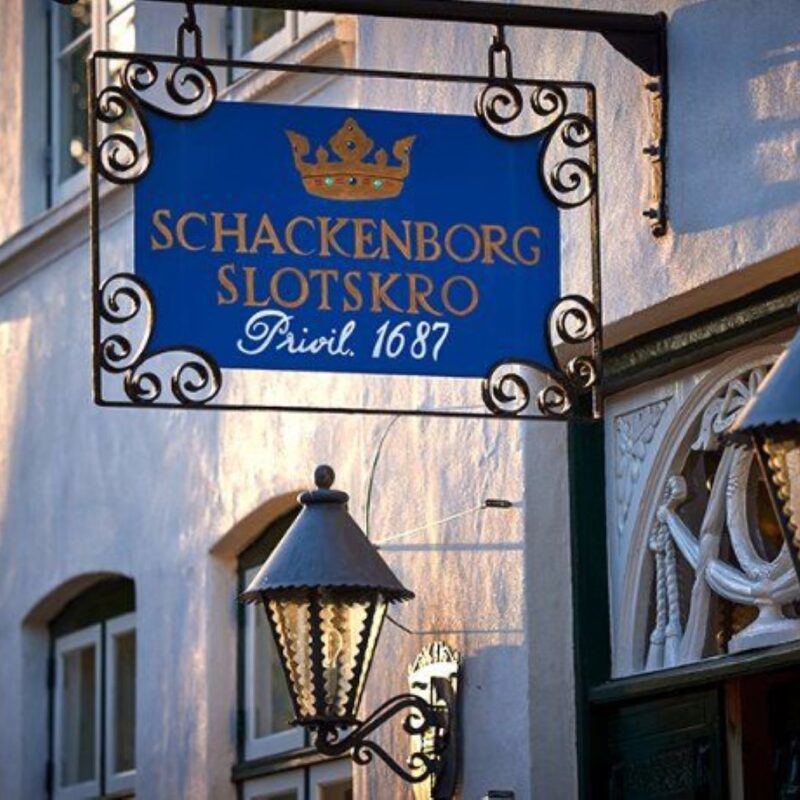 Schackenborg slotskros blå facade skilt