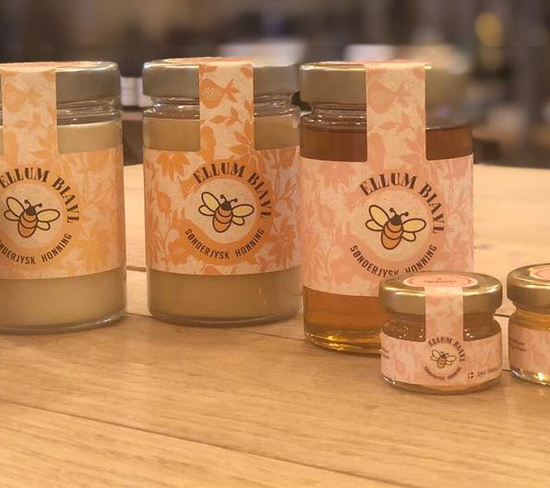 Store og små glas af forskellige slags honning fra Ellum Biavl