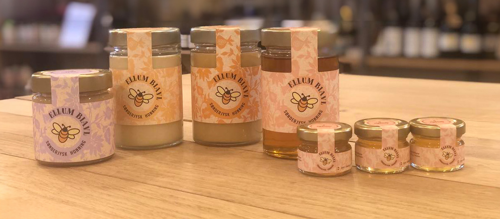 Store og små glas af forskellige slags honning fra Ellum Biavl
